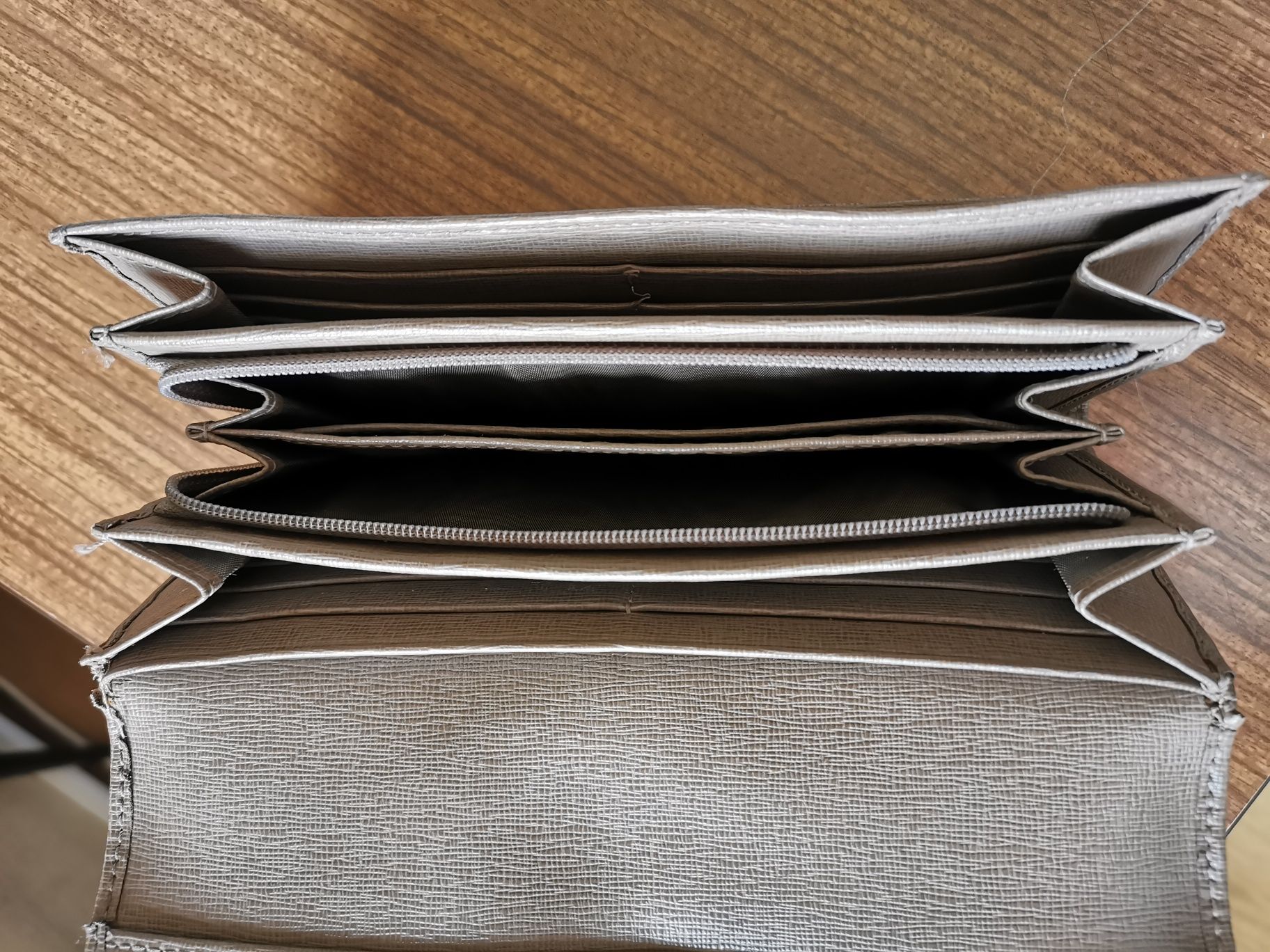 Carteira Furla com divisórias para cartões