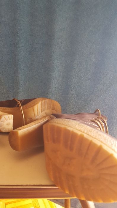 Botins em pele nº 35/36 novos