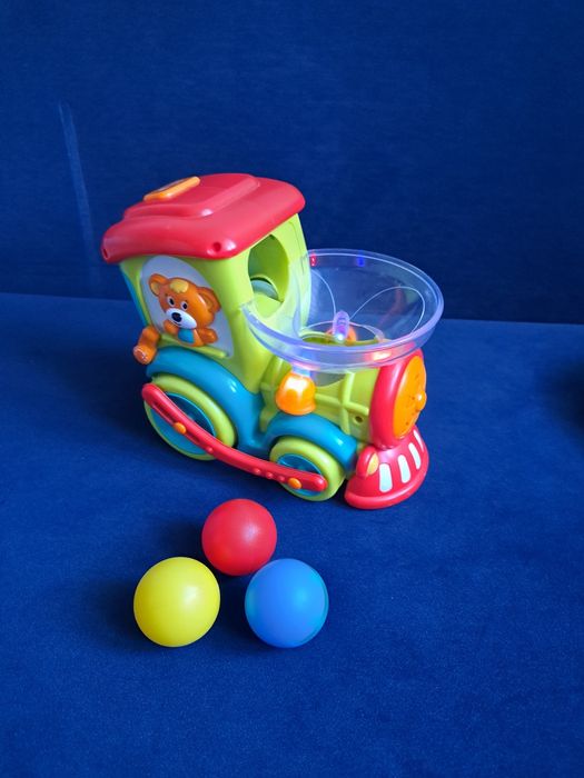 Piłeczkowa ciuchcia interaktywna Dumel