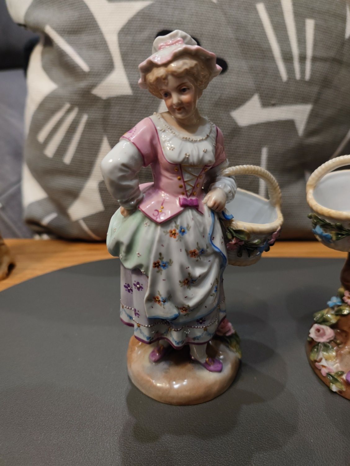 Para starych figurek porcelanowych