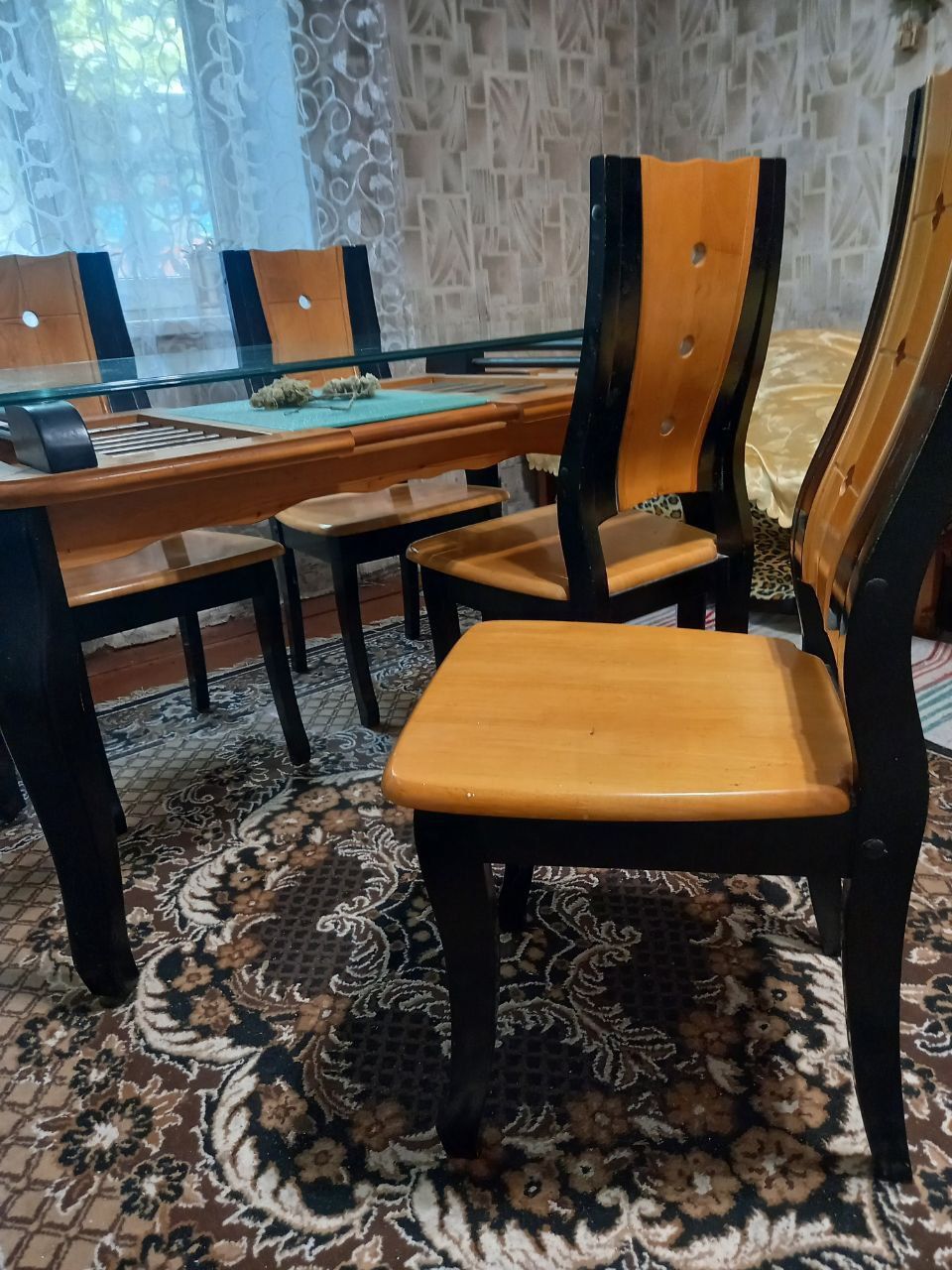 Стеклянный стол деревянный + четыре стула деревянных.
