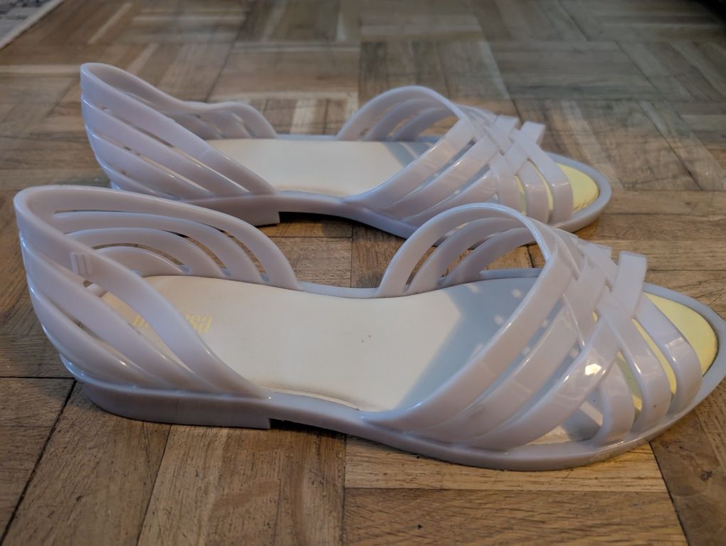 Pachnące sandały Melissa