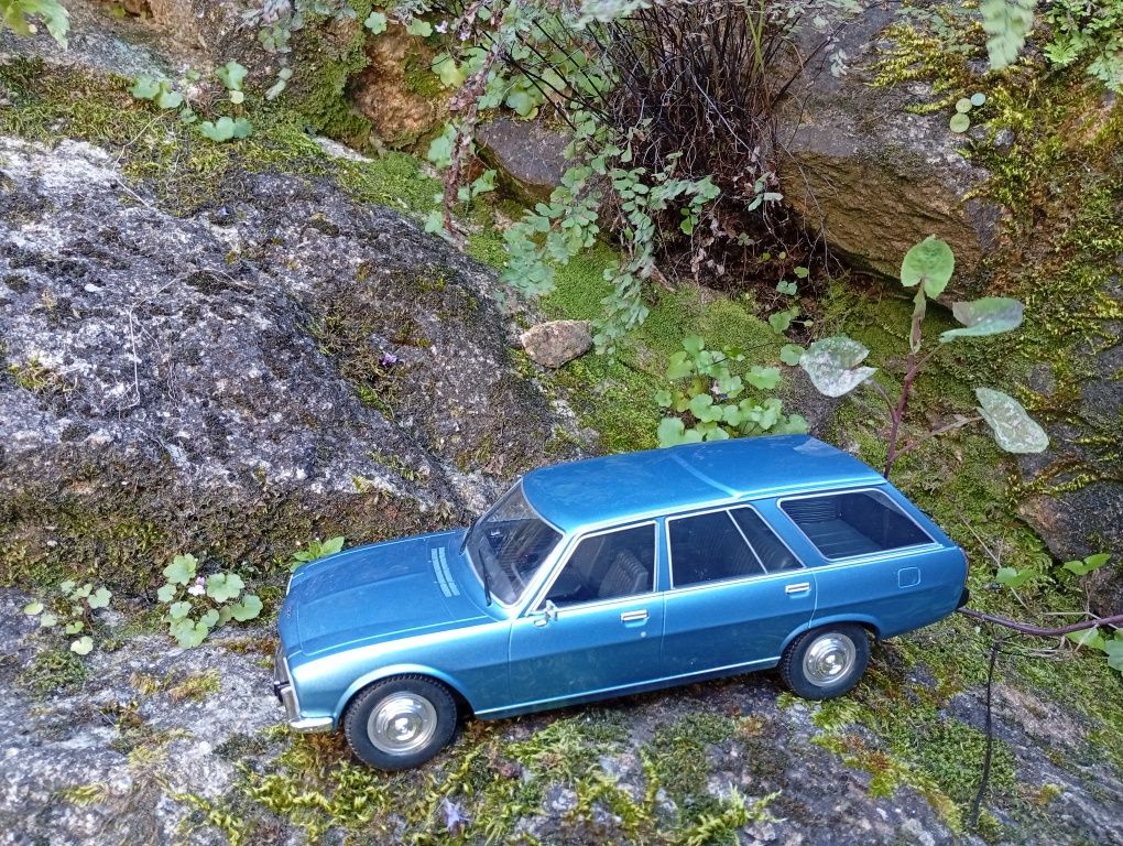 1/18 miniatura Peugeot 504 GR
