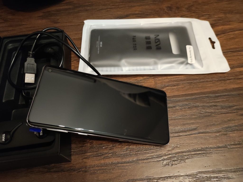 Samsung s10 SM-G973F/DS
Stan telefonu jest bardzo dobry. 
Na tyln