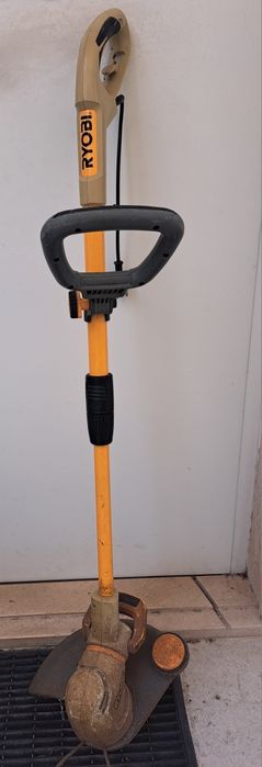 Aparador de relva elétrico