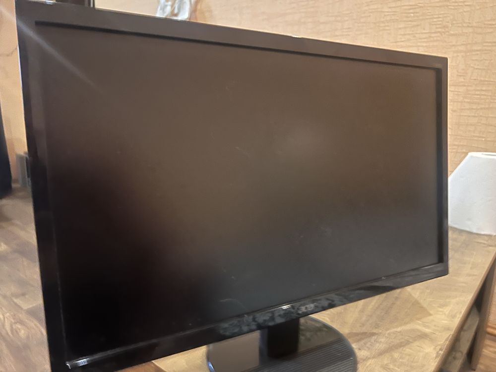 Продаю IPS  монитор Acer 242 HYL все работает