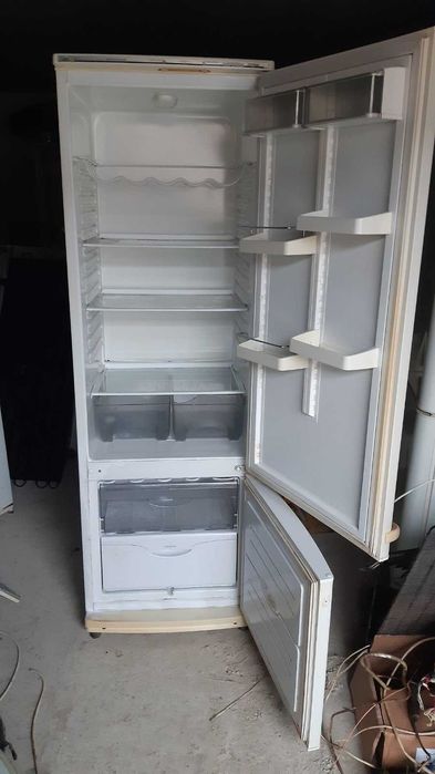 Двухкамерный двухкомпрессорный холодильник Атлант с нижней морозилкой.