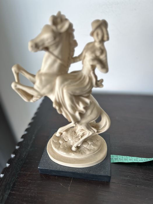 Estátua de cavaleira antiga a cavalo.