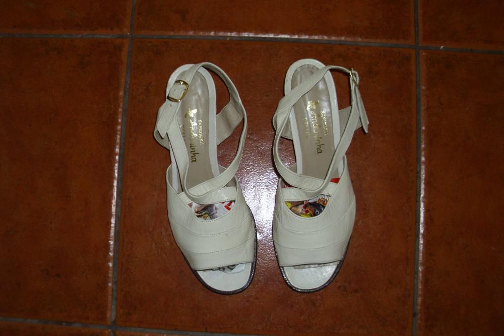 Vendo Sandálias praticamente
Novas