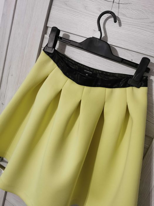 Żółta rozkloszowana spódnica neopren pianka Reserved 36