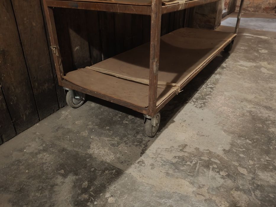 Wózek regał z półkami