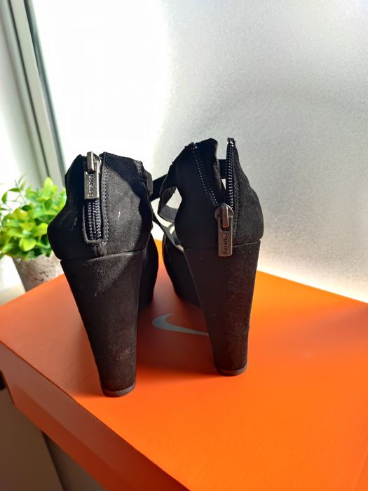 Sandálias camurça compensadas