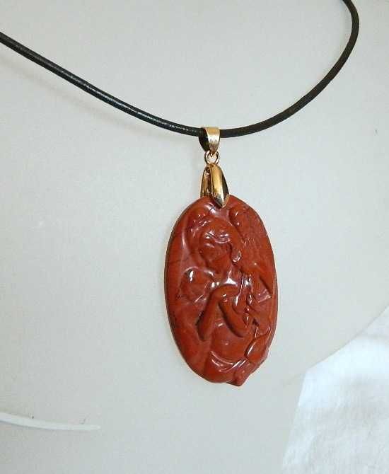 Antystresowy czerwony jaspis mokait, płaskorzeźba Anioł, wisior