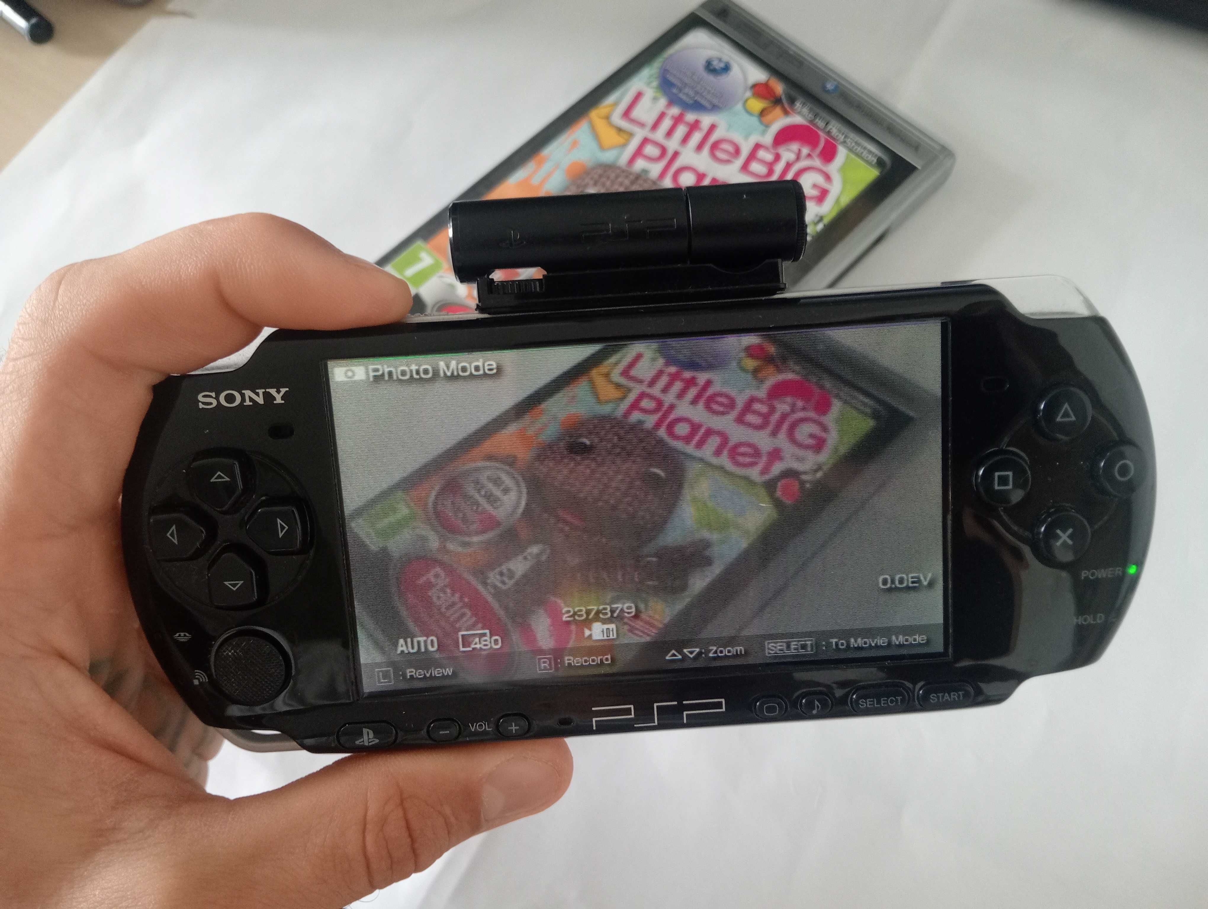 PSP 3004 + kamerka + 32GB pamięci z adapterem, ładowarka + 8 gier