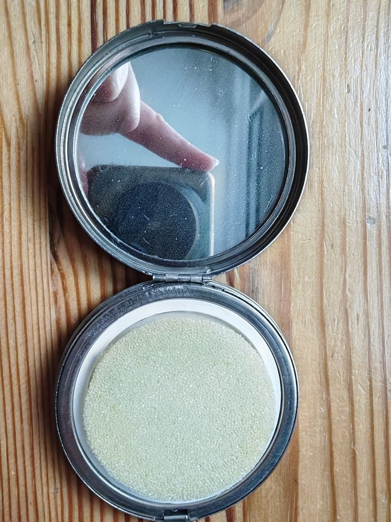 Stara puderniczka z lusterkiem i siateczką