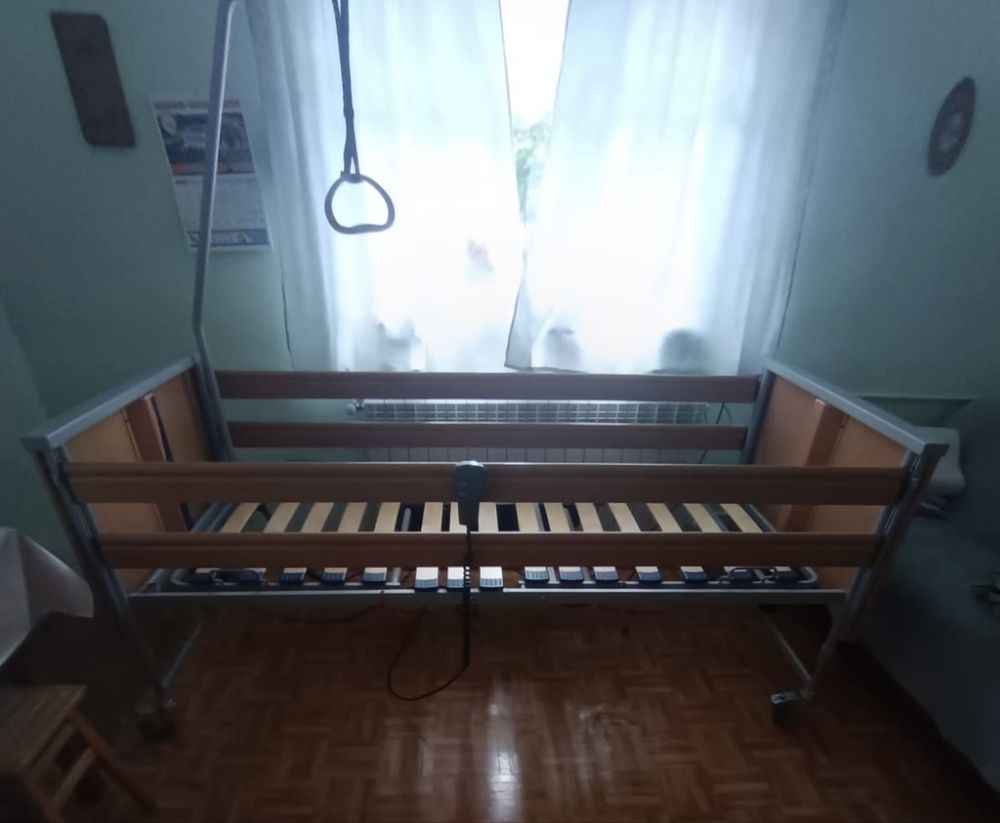 Łóżko rehabilitacyjne z materacem odleżynowym