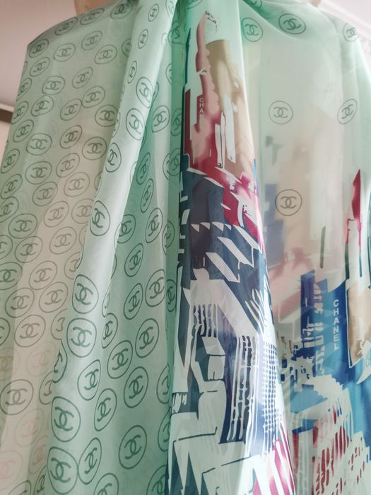 Elegancki szal 90x180 cm z pięknym motywem – jedwabisty, jak nowy!