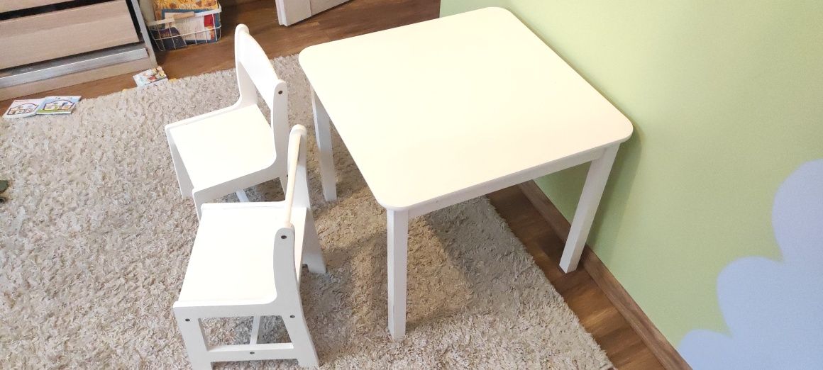 Stolik z krzesełkami do pokoju dziecięcego