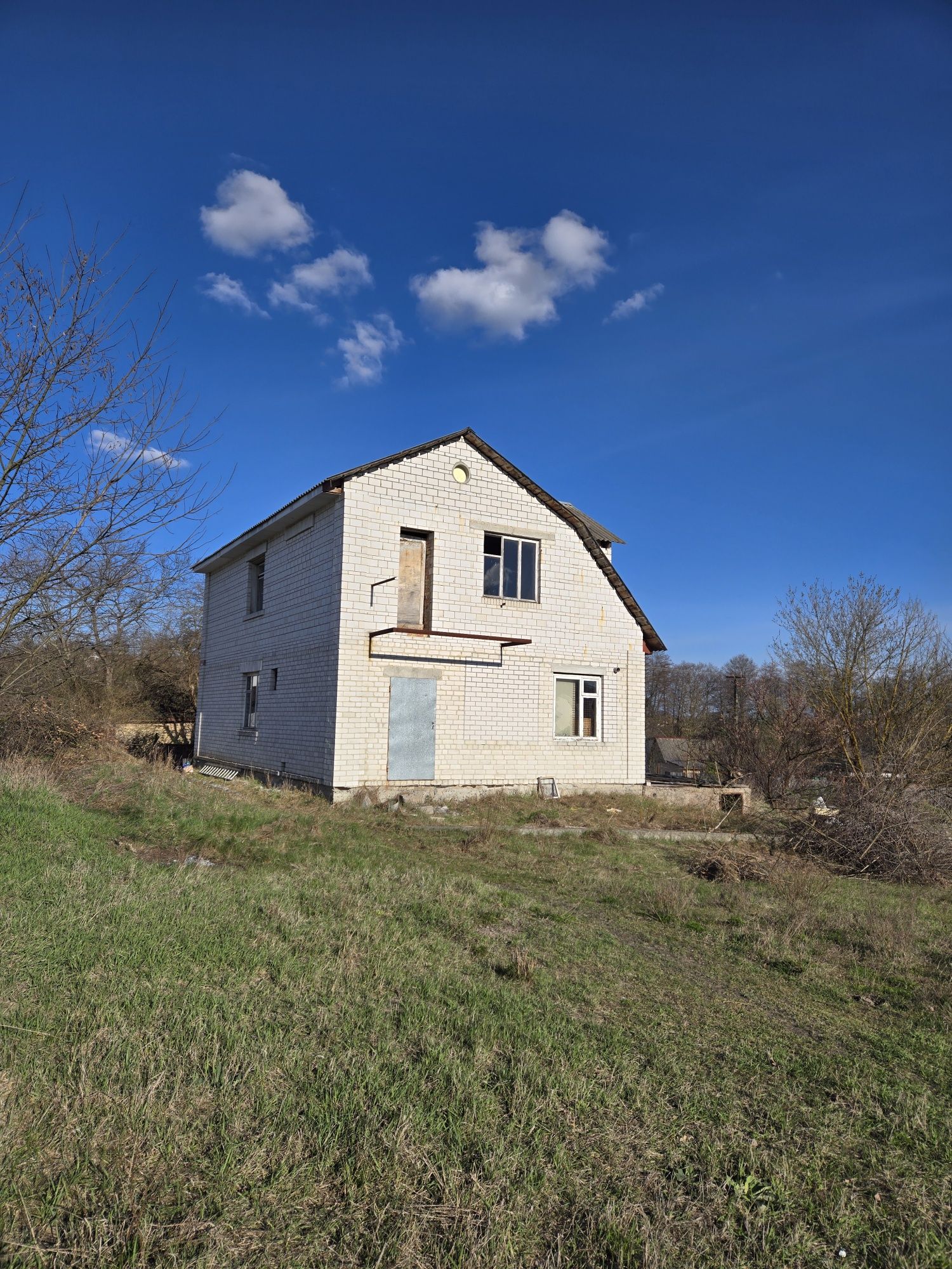 Продам участок з будинком 2х-м