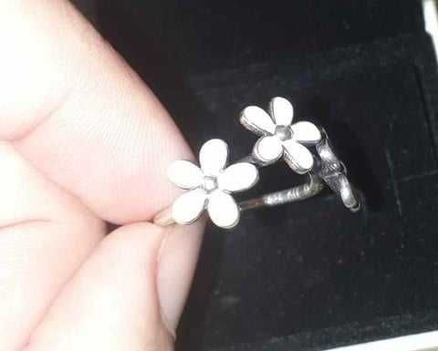 Anel original Pandora, em formato de flor branca