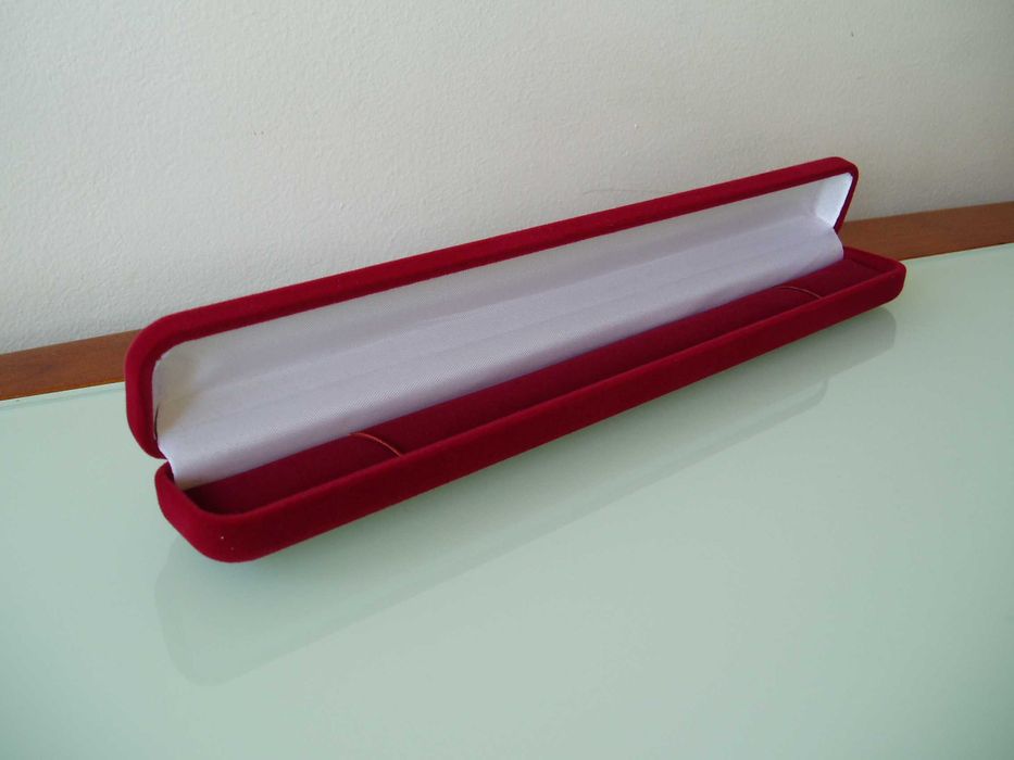 Новый футляр подарочный для цепочки или браслета - красный, бархат