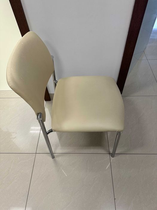 Trzy krzesła konferencyjne używane