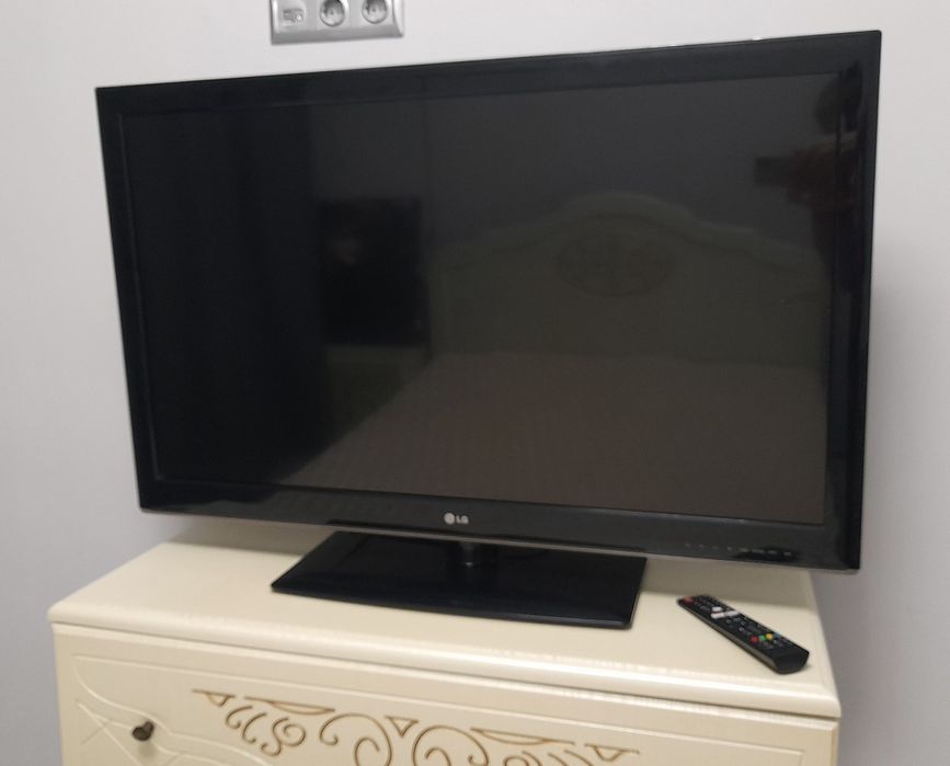 Телевизор  LG 42 дюйма  за 4500гр.