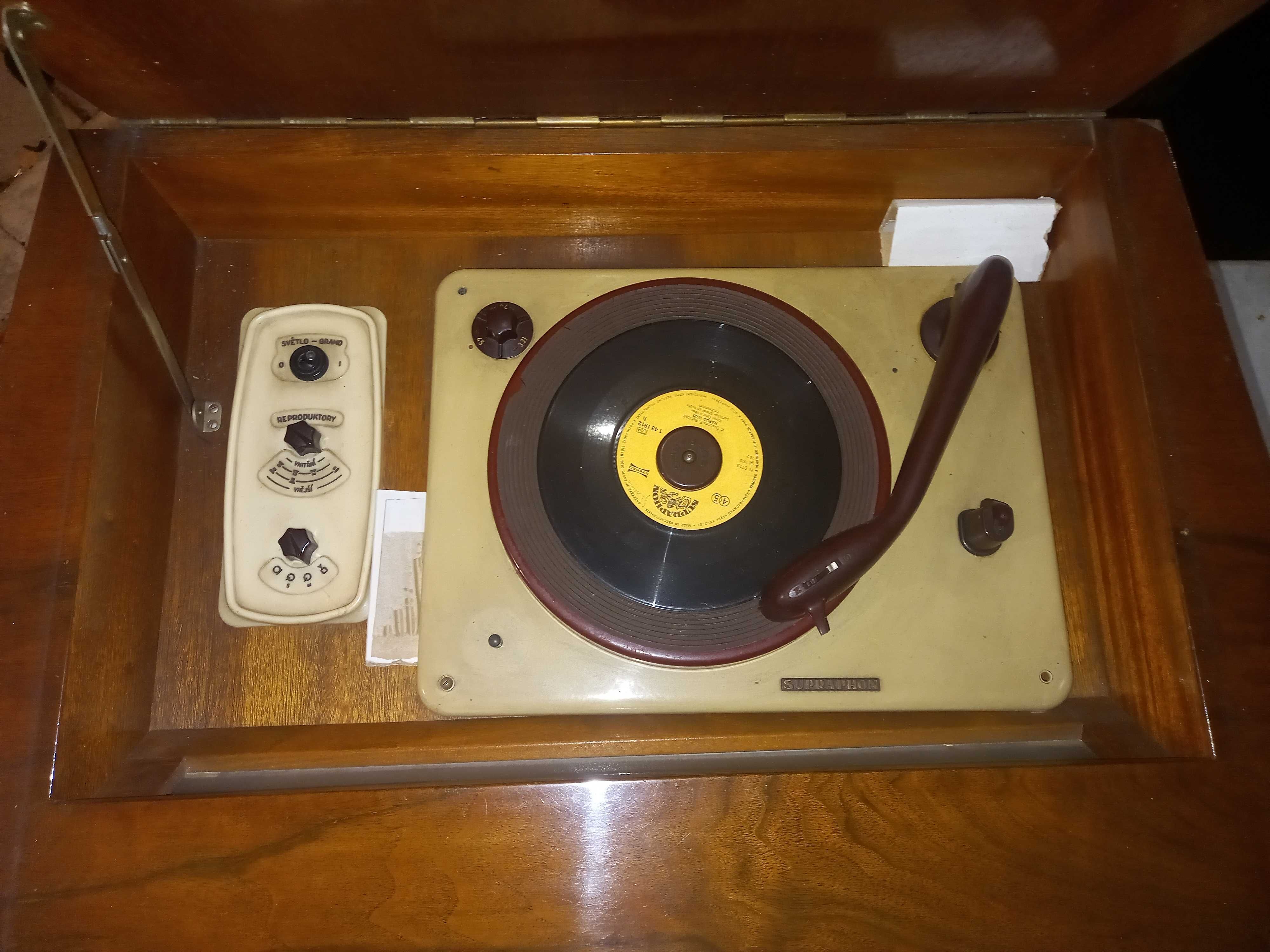 Stare radio z gramofonem TESLA  Tabor 2 model 512074