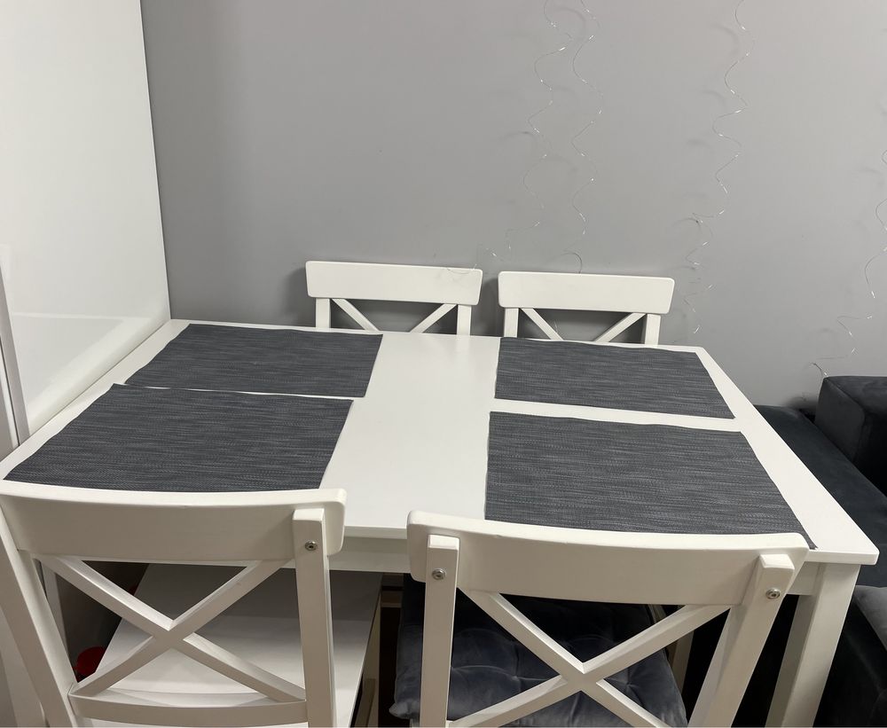 Кухонний стіл з кріслами