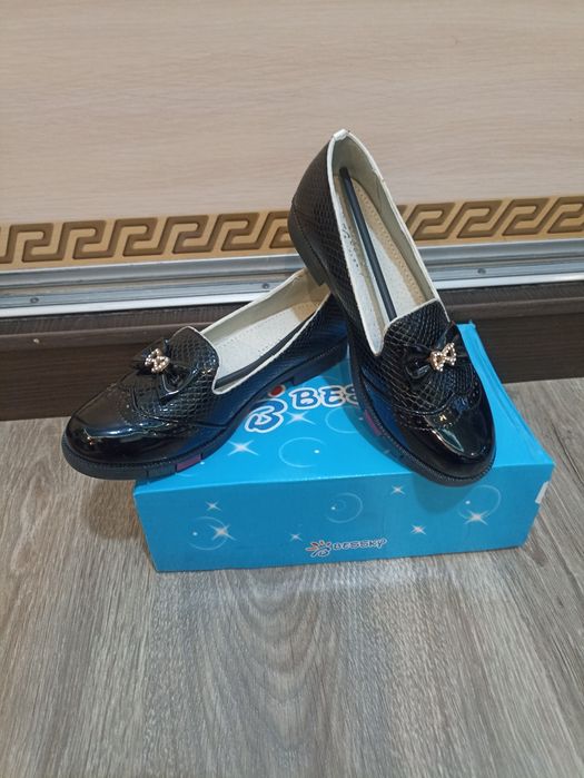 Нові лакові туфлі 35р.