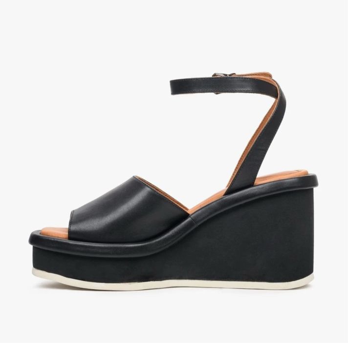 Босоніжки шкіряні Estro