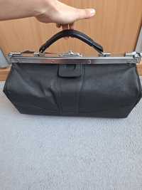 Czarna torebka duża kufer