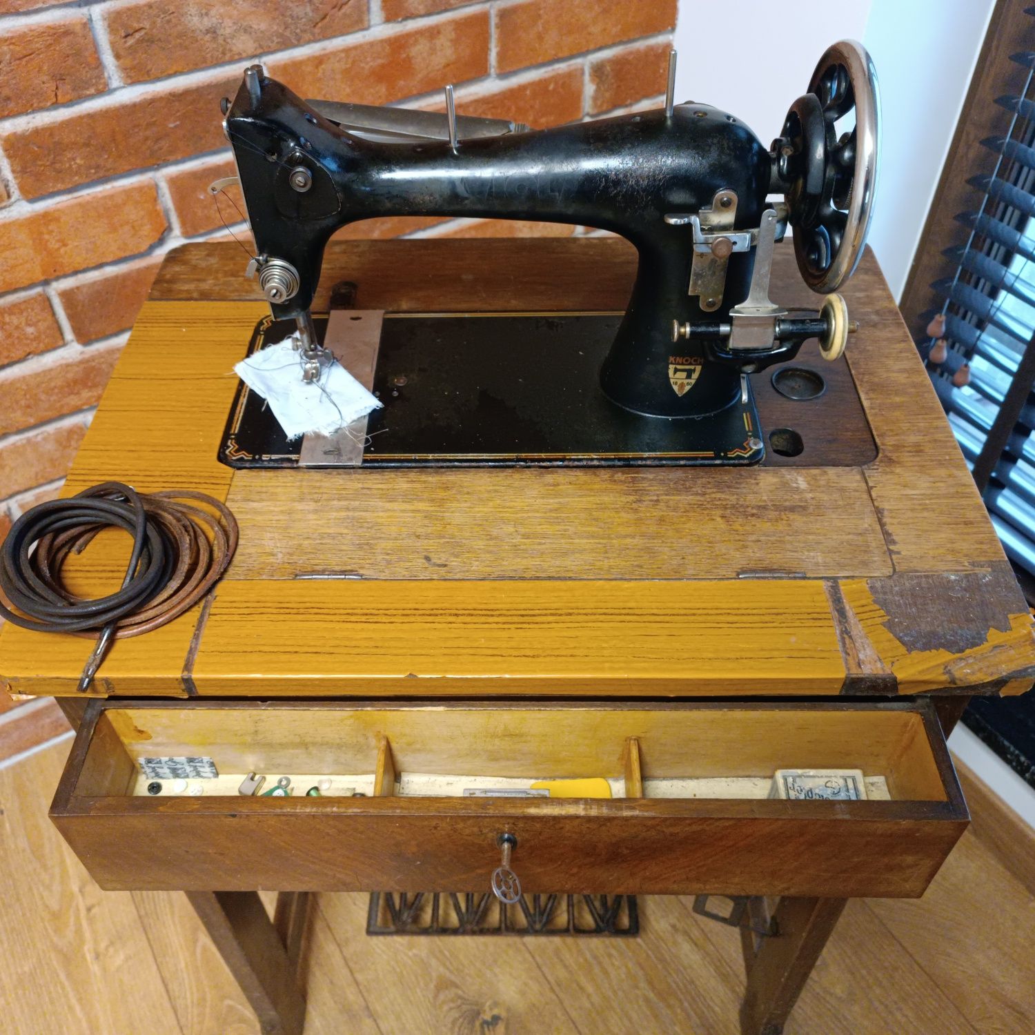 Stara maszyna do szycia Knoch 1860