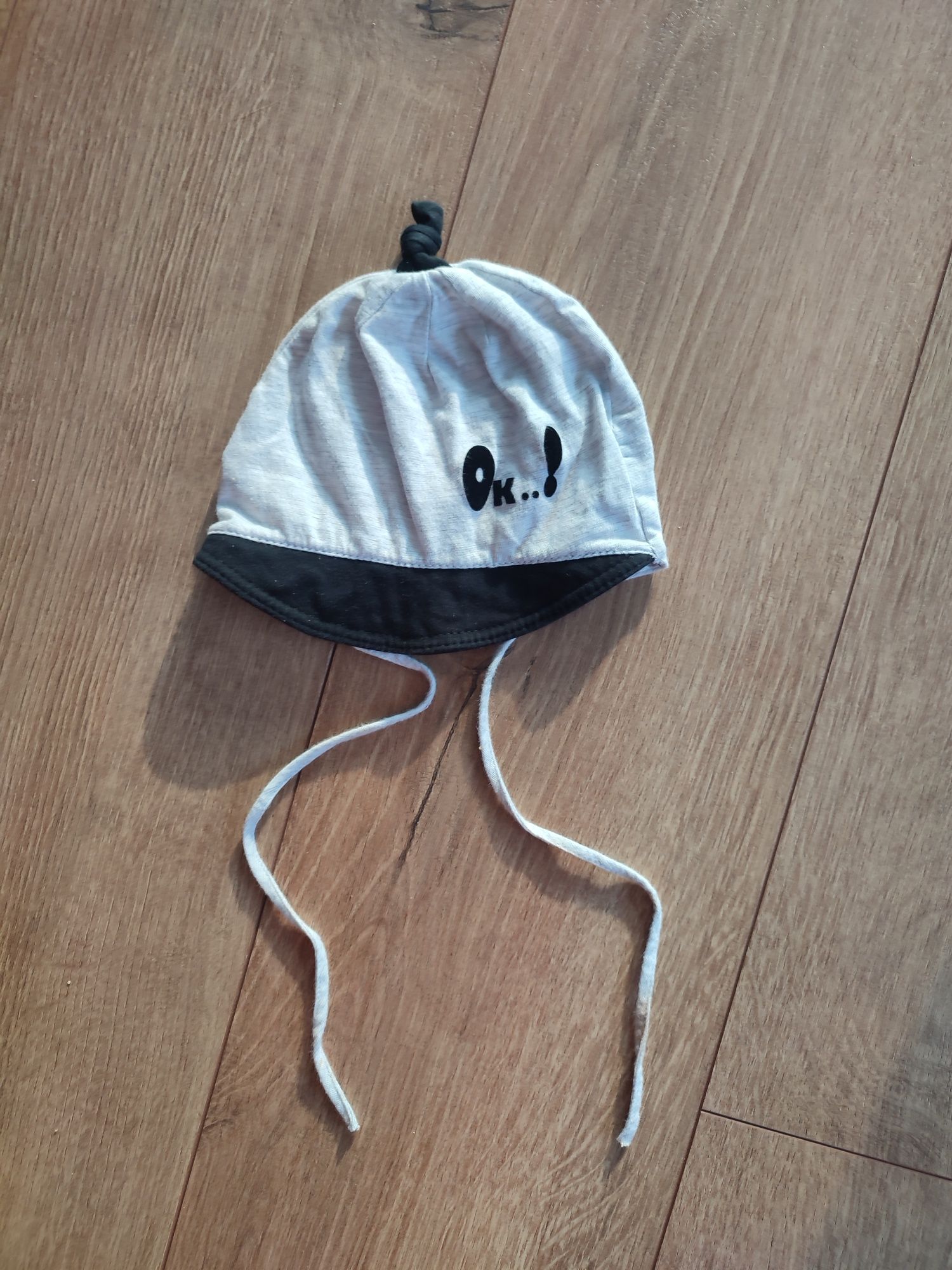 Czapeczka niemowlęca z daszkiem wiązana 46 cm