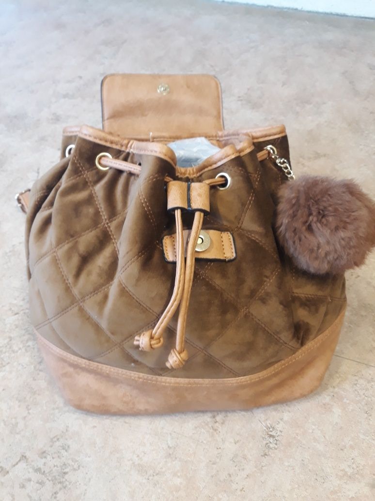 Mochila Camel com porta chaves