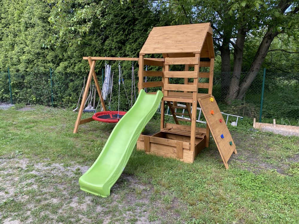 Plac zabaw dla dziecka dzieci domek zjeżdżalnia huśtawka bujaczki