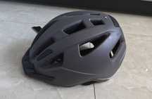 Czarny kask rowerowy z kaszkiem