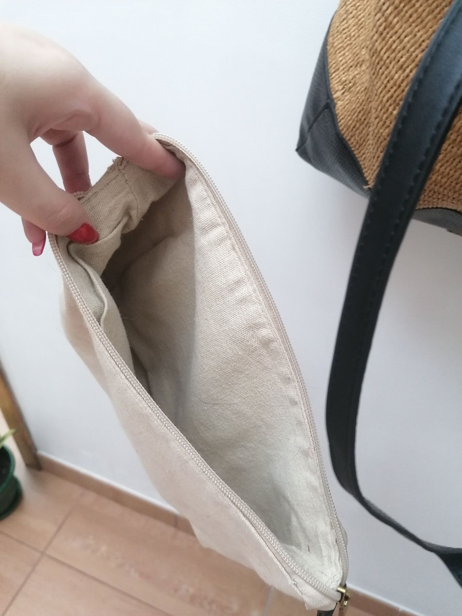 Mala de Palha com pormenores pretos