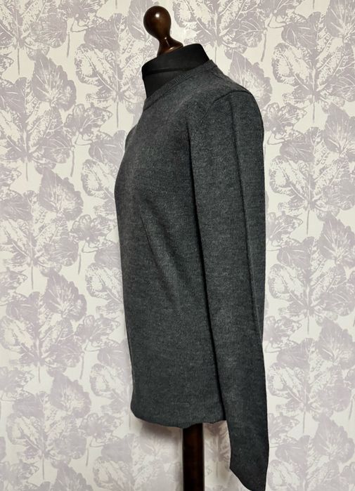 Тонкий шерстяной свитер Icebreaker.