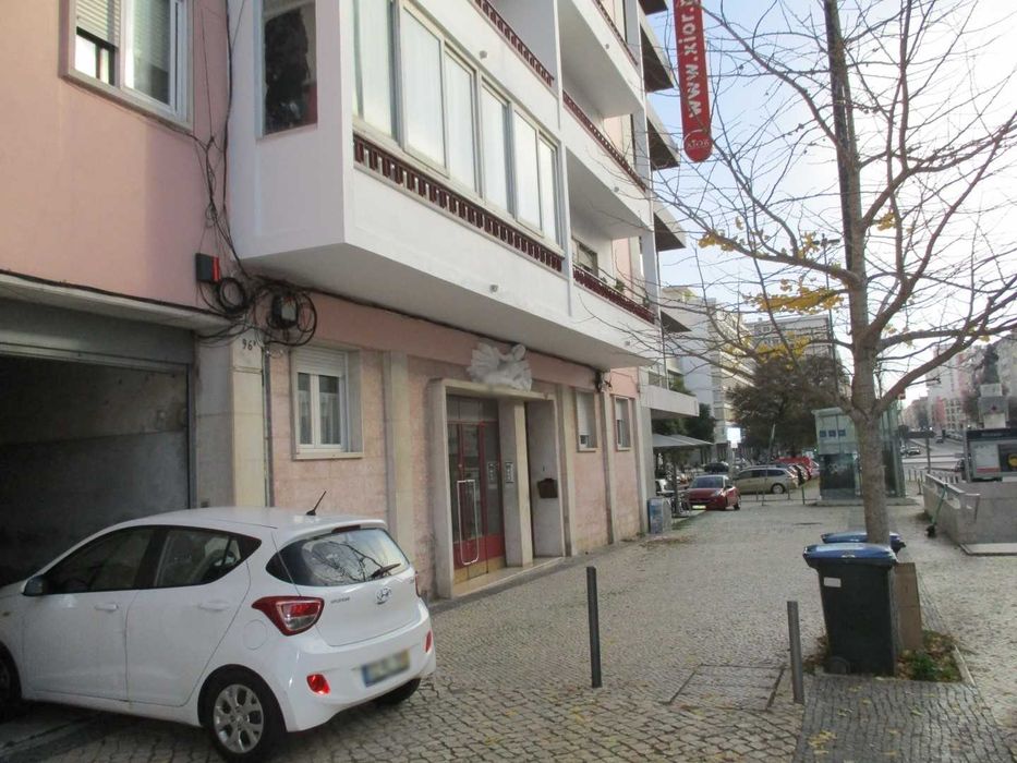 Av. Roma, junto Praça de Alvalade e Av. Igreja, garagem Box (fechada)