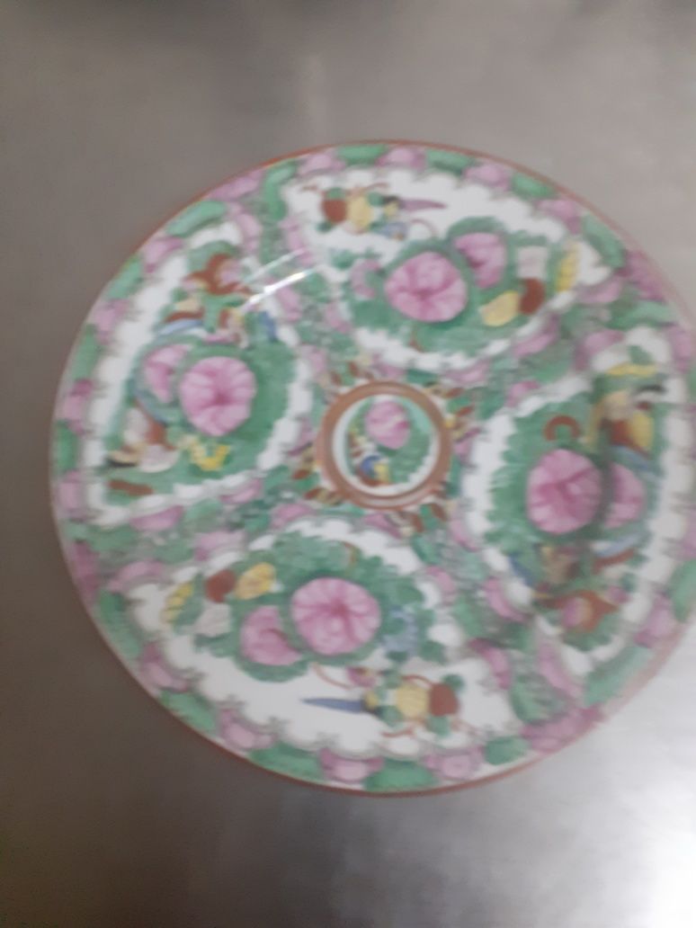 Vendo 4 pratos alusivos ao oriente
