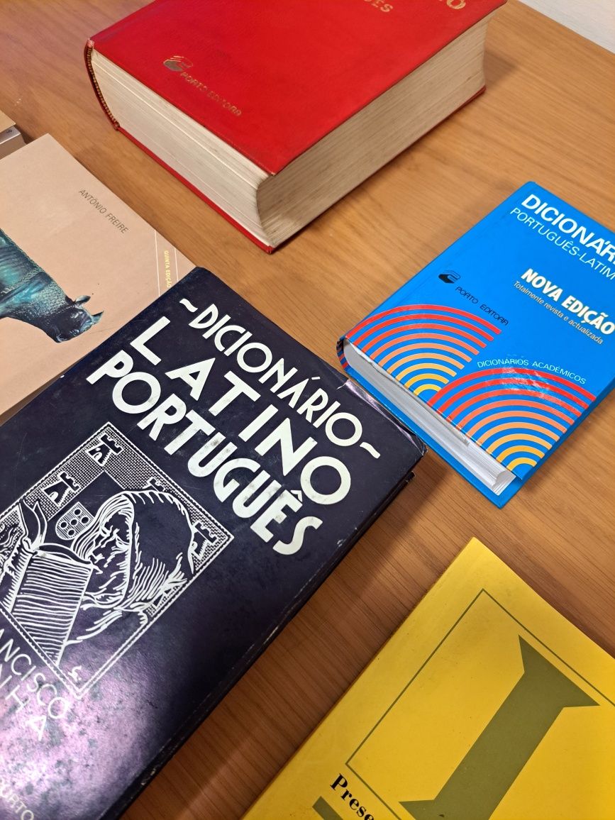 Livros e dicionários Latim