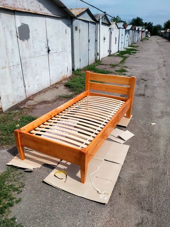 Новая деревянная кровать.