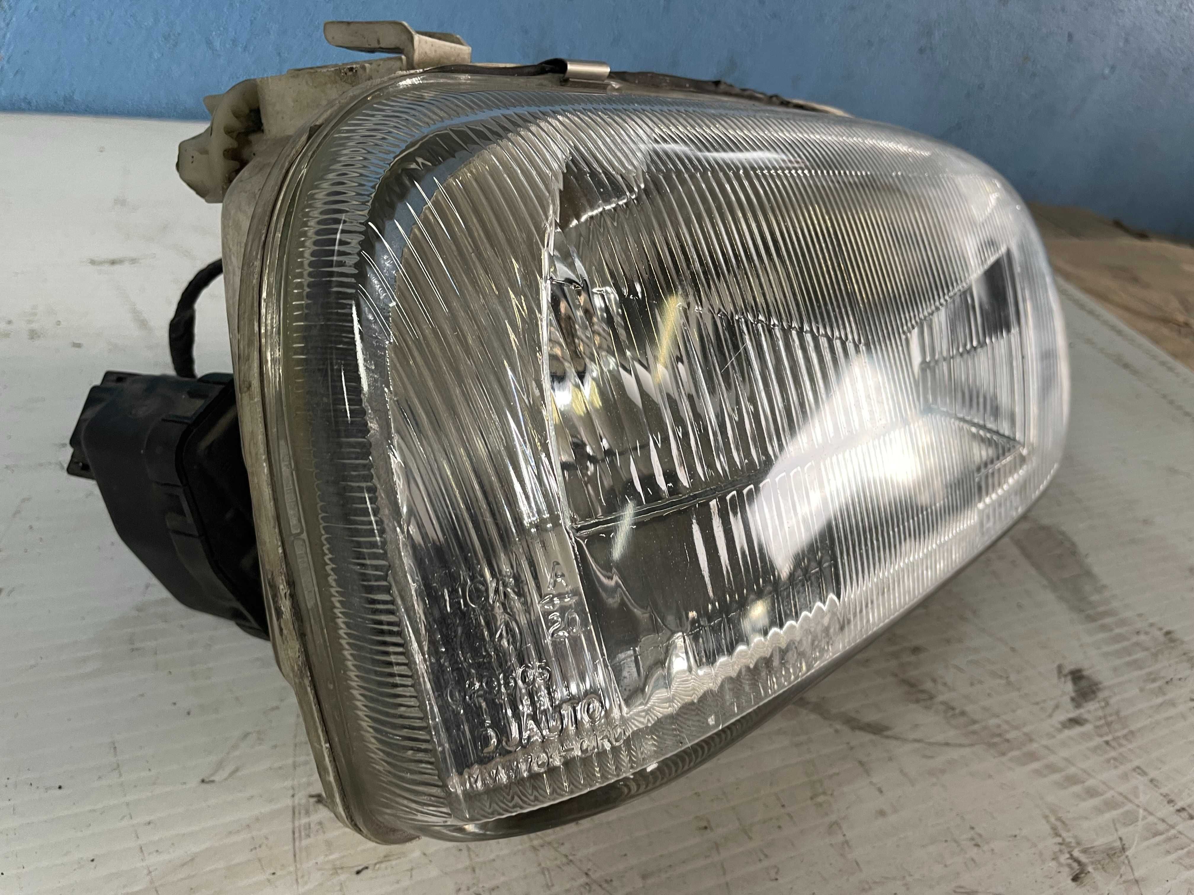 Reflektor / Lampa przednia prawa / prawy przód VW Golf III