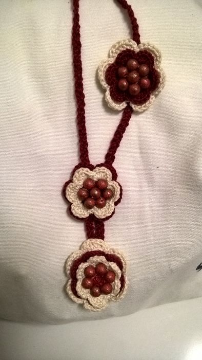 Colar comprido crochet vermelho e branco com flores (portes incluídos)