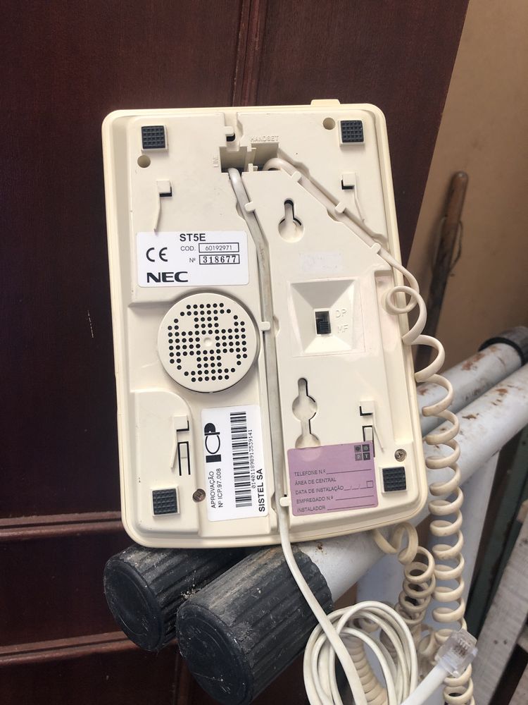 Telefone com fios antigo