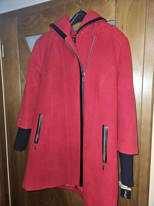 Czerwony płaszcz zimowy elegancki