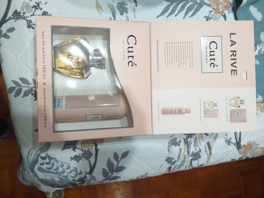 Um perfume e um desodorizante novo com caixa nunca foi usado