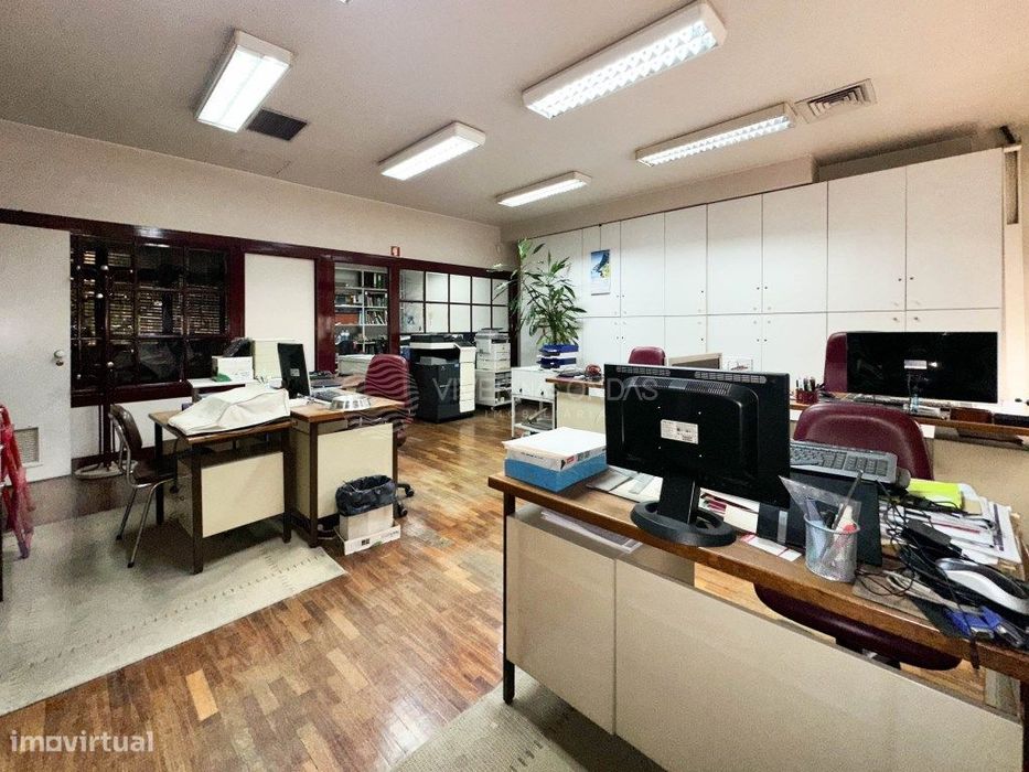 Escritório na principal Avenida António José Gomes, na Cova da Pied...