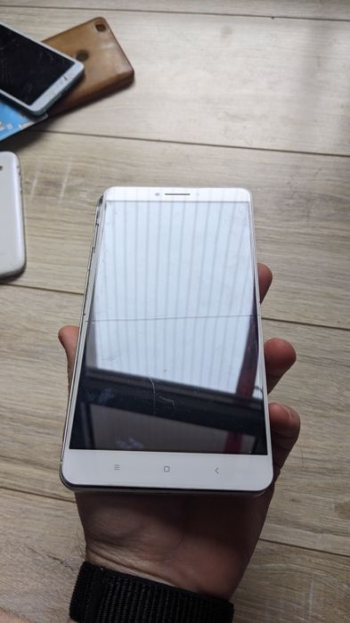 Телефони на запчастини